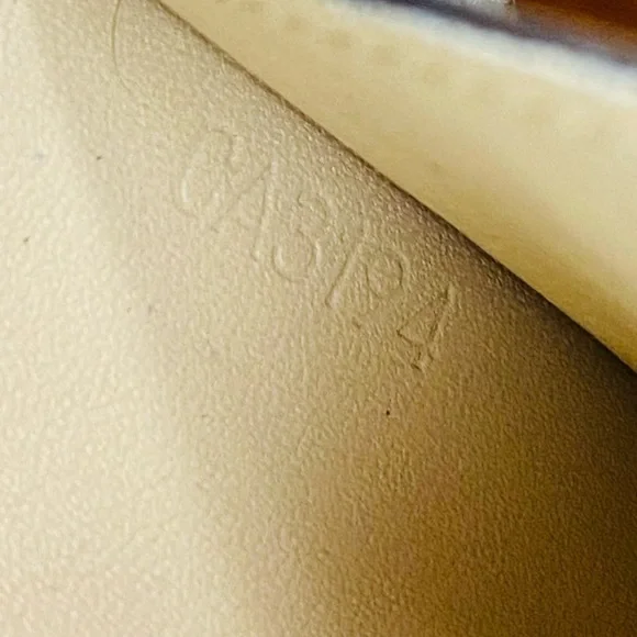 EUC Louis Vuitton Cream Envelope Carte de Visite Monogram Vernis Wallet - Picture 14 of 15